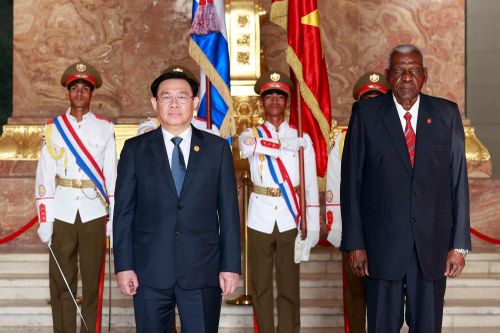 Việt Nam tặng Cuba 5.000 tấn gạo và 300 máy tính bảng