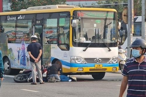 Xe buýt va chạm với xe máy chạy cùng chiều, một phụ nữ tử vong