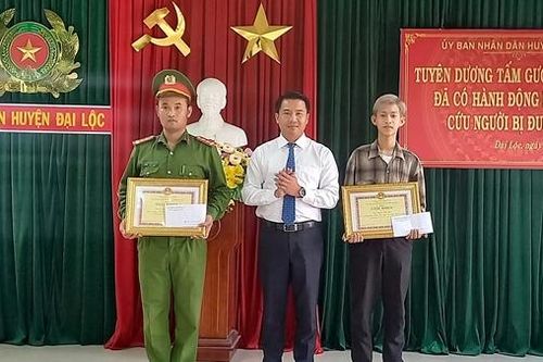 Khen thưởng tấm gương dũng cảm cứu người đuối nước trên sông Vu Gia