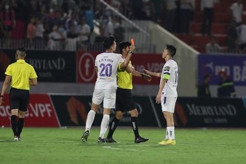 Văn Quyết bị phạt nặng vì lỗi phản ứng trọng tài