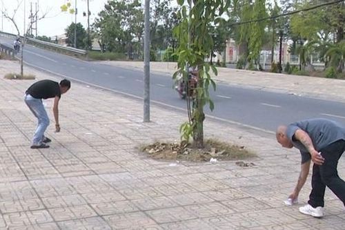 Hai đối tượng bị buộc nhặt lại toàn bộ tờ rơi 'cho vay tiền tiêu dùng'