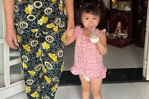 Đem con gái 2 tuổi đến gửi rồi bỏ đi biệt tích