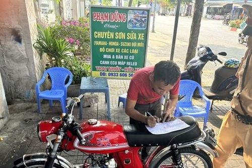 Chủ tiệm sửa xe bốc đầu xe để 'lấy le' trên Tiktok