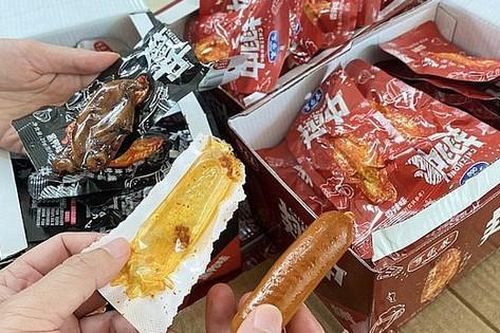 Hà Nội: Tạm giữ hơn 6.000 sản phẩm ăn liền không rõ xuất xứ