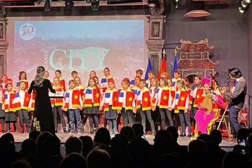 Tưng bừng kỷ niệm 50 năm quan hệ ngoại giao Việt - Pháp tại thủ đô Paris