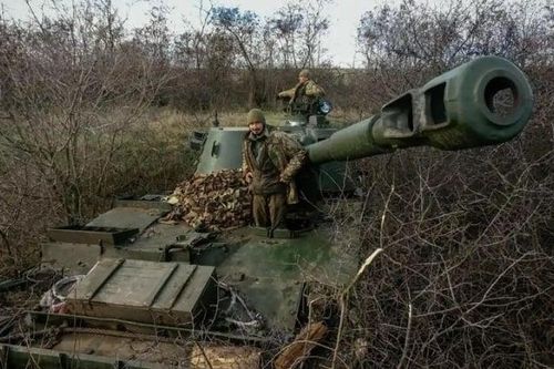 Lữ đoàn 'bão tố' của Ukraine luyện tập bắn hạ mục tiêu