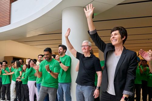 Tim Cook đứng đón khách hàng vào Apple Store ở Ấn Độ