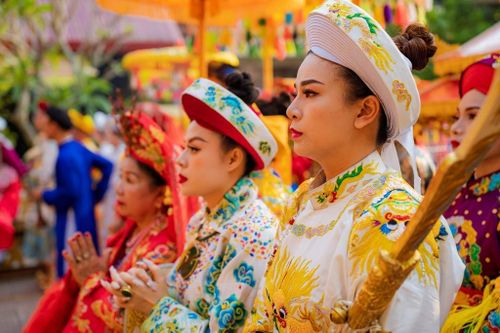 Hàng chục thuyền rồng cung rước Thánh Mẫu ở lễ hội điện Huệ Nam
