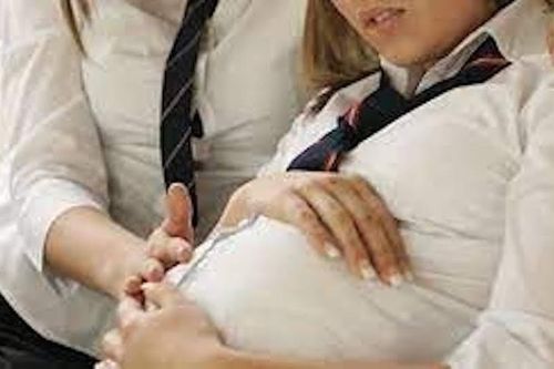 Vụ nữ sinh lớp 8 bất ngờ sinh con: Tạm giữ một người bị tình nghi