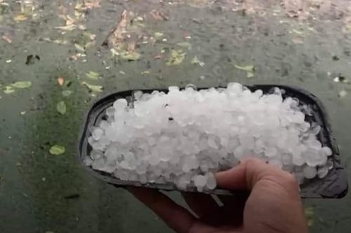 Dông lốc kèm mưa đá ở Quảng Trị, bé gái 5 tuổi bị thương