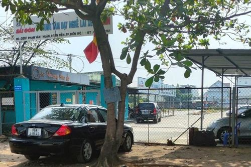 Công an bất ngờ xuất hiện tại một trung tâm dạy lái xe ở Đồng Nai