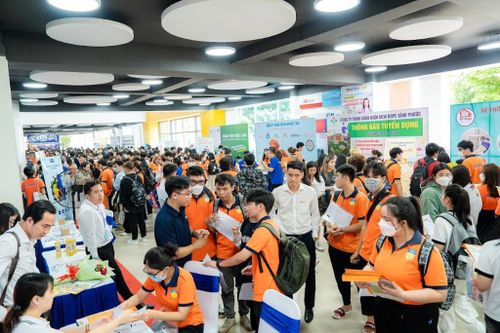 Hơn 1.500 sinh viên săn việc tại Ngày hội tuyển dụng Thú y - Chăn nuôi