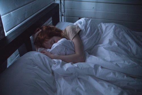 Ăn gì để đi ngủ sớm và dậy sớm?
