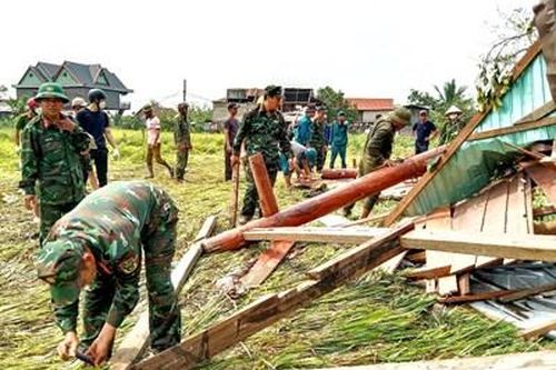 Quân đội với nhiệm vụ phòng, chống thiên tai, tìm kiếm cứu nạn: Bộ đội, dân quân xung kích giúp dân