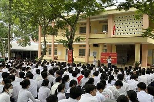 400 giáo viên và học sinh được tuyên truyền pháp luật về biển đảo Việt Nam