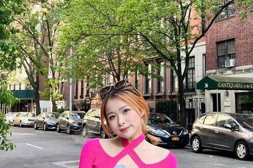 Diện áo cắt xẻ táo bạo, 'cô vợ quốc dân' Chao gây sốt mạng