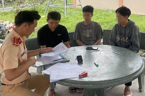 Xử phạt nam thanh niên lái xe bằng chân