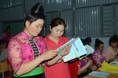 Nỗ lực xóa mù chữ để giảm nghèo bền vững