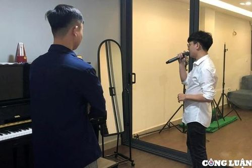 Bỏ ra tiền triệu, nhiều người đua nhau đi học hát karaoke