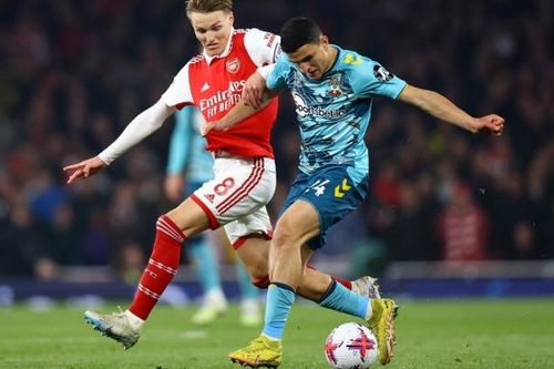 Hòa hú vía đội bét bảng Southampton, cơ hội vô địch của Arsenal thấp dần