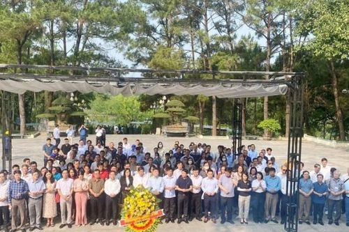 Đoàn đại biểu dự Hội thảo Báo Đảng dâng hương tại Nghĩa trang liệt sĩ quốc gia Trường Sơn