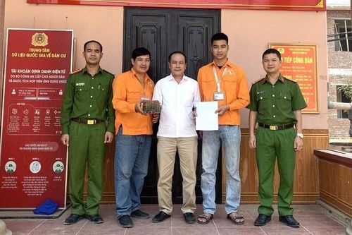 Tài xế, phụ xe buýt tìm chủ nhân bọc tiền 190 triệu đồng