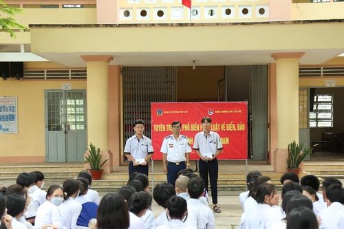 Bộ Tư lệnh Vùng Cảnh sát biển 4 tuyên truyền pháp luật về biển đảo