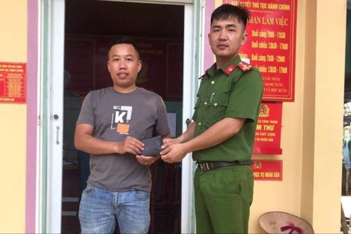 Công an xã trả lại 10 triệu đồng cho người đánh rơi