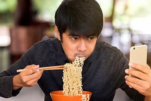 Tiệm mì Nhật 'cấm' khách dùng điện thoại khi ăn