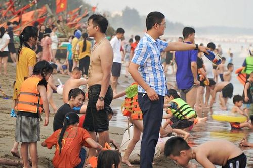 Bãi tắm Sầm Sơn ken cứng du khách trước giờ khai mạc du lịch biển
