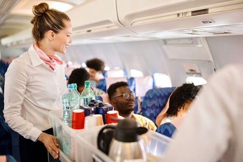 Tiếp viên hàng không chia sẻ cách ăn ngon miệng trên máy bay