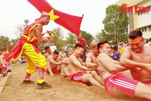 Trai làng Thạch Bàn cởi trần, ngồi bệt thi kéo co