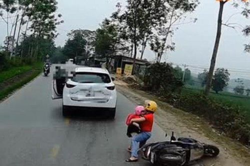 Clip: Bị ô tô chạy ẩu hất ngã, nữ tài xế bị thương vùng dậy ôm bé gái