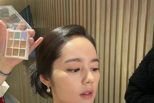 'Tượng đài nhan sắc' Han Ga In khoe góc nghiêng đỉnh cao