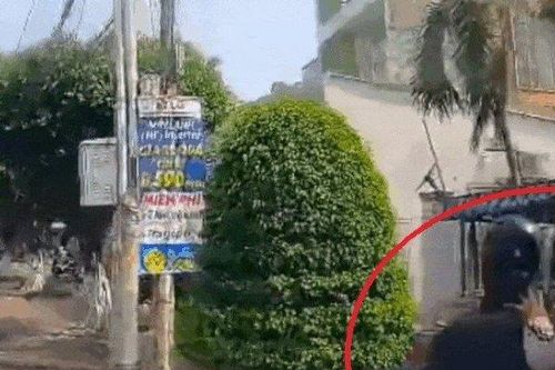 Clip: Lái ôtô ép hai tên cướp đi xe máy bắn lên cây cảnh