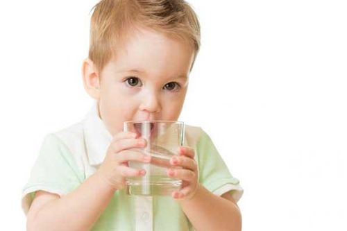 4 thời điểm mẹ cho bé uống nước cực kỳ tốt cho sức khỏe, nhất là thời điểm thứ 2