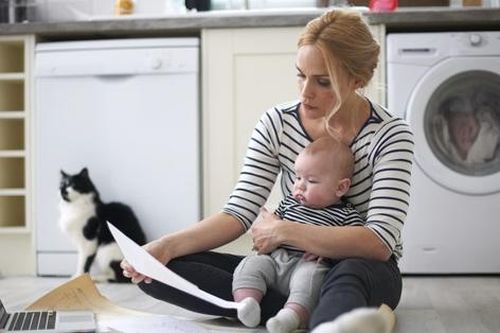 Phụ nữ Mỹ kiếm nhiều tiền hơn chồng ngày càng tăng, nhưng vẫn phải đảm đương trọng trách này