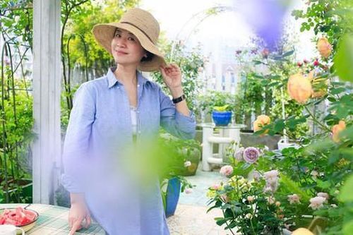 Người phụ nữ 45 tuổi biến mái nhà thành khu vườn ấn tượng
