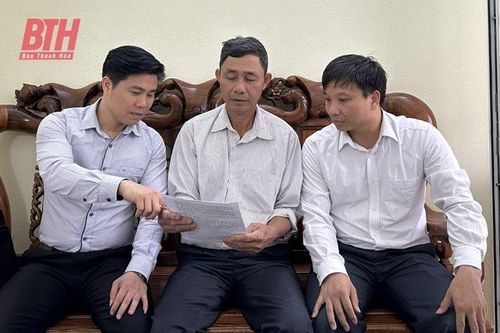 Bí thư kiêm trưởng thôn gương mẫu, tận tâm với công việc