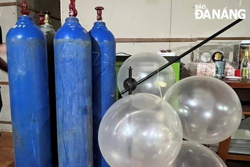 Kiểm tra quán bar, phát hiện shisha và bóng cười