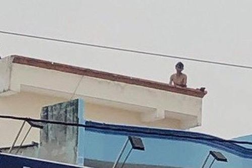 Thanh niên rơi từ sân thượng xuống đất có biểu hiện tinh thần không ổn định