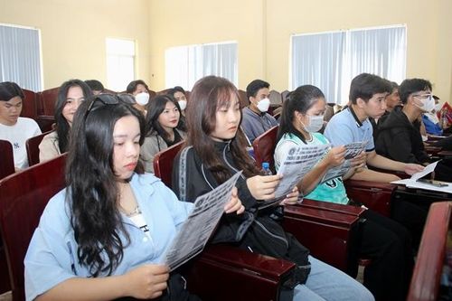Tổ chức tư vấn hướng nghiệp - tuyển sinh cho hơn 240 học sinh THPT