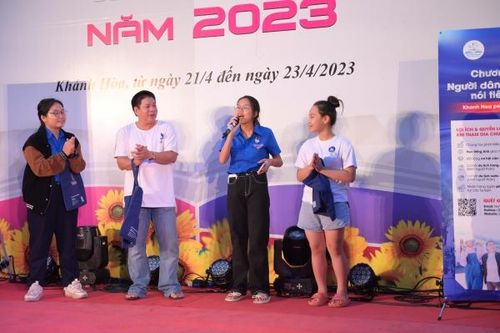Tổ chức chương trình giao lưu tiếng Anh 'English speaking event'