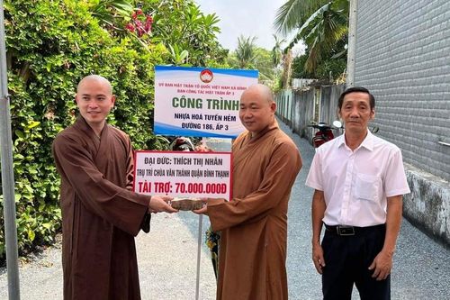 Chùa Văn Thánh tài trợ chi phí trải nhựa đường tuyến hẻm xã Bình Mỹ (H.Củ Chi)