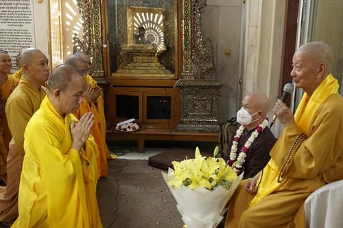 Đức Pháp chủ GHPGVN thăm hỏi, sách tấn các Tăng Ni du học sinh tại Ấn Độ