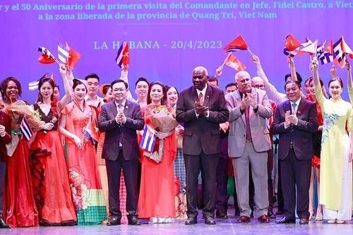 Chủ tịch Quốc hội Vương Đình Huệ dự Chương trình nghệ thuật đặc biệt Việt Nam – Cuba