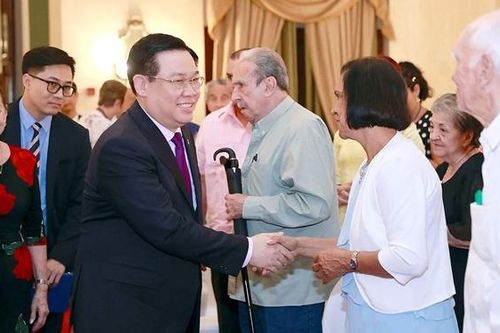 Chủ tịch Quốc hội Vương Đình Huệ gặp gỡ đại diện các hội hữu nghị với các dân tộc Cu Ba