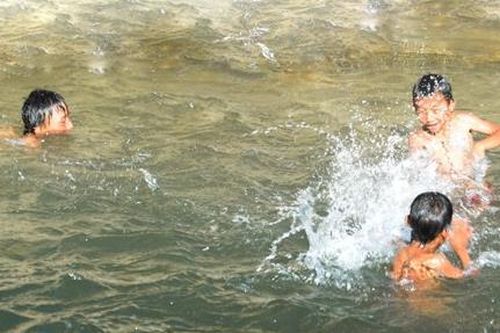 Lại thêm 3 học sinh đuối nước thương tâm khi tắm suối