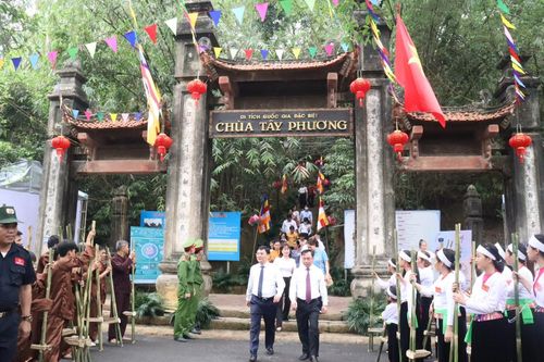 Hàng nghìn người dân nô nức trẩy hội chùa Tây Phương