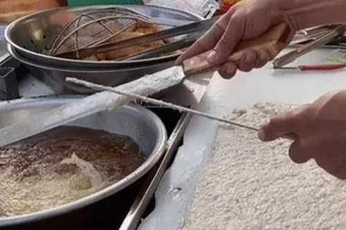 Màn 'múa' dao triệu view của chủ quán chả cá ngày bán hơn 200 ổ bánh mì